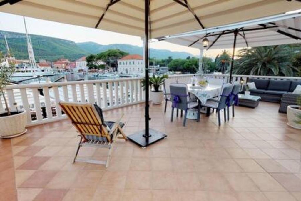 Fotografia z galérie ubytovania Radovani Luxury Apartment with Private Pool v destinácii Jelsa