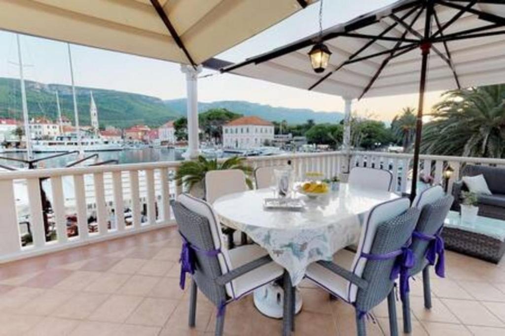 Fotografia z galérie ubytovania Radovani Luxury Apartment with Private Pool v destinácii Jelsa