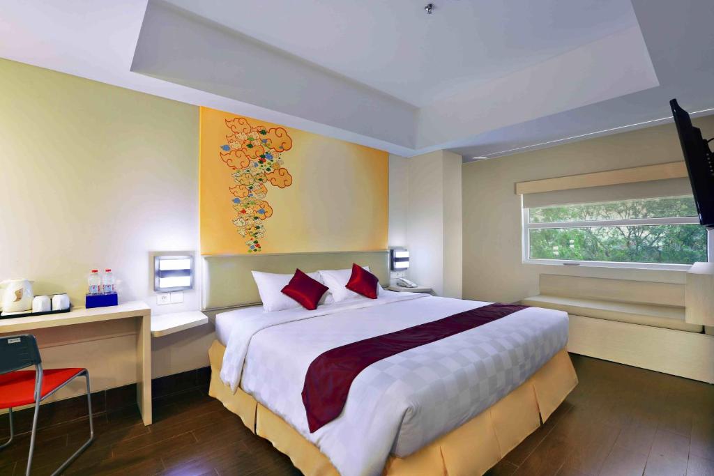 Postel nebo postele na pokoji v ubytování Cordela Hotel Cirebon