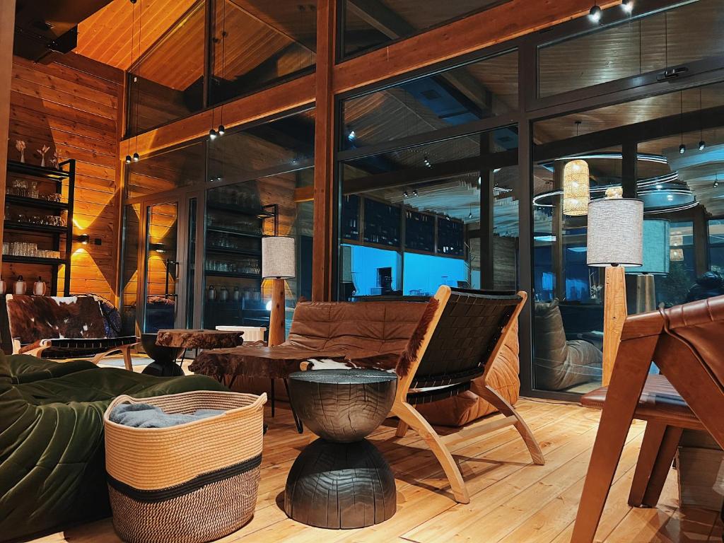 Posezení v ubytování ALTO Cabins