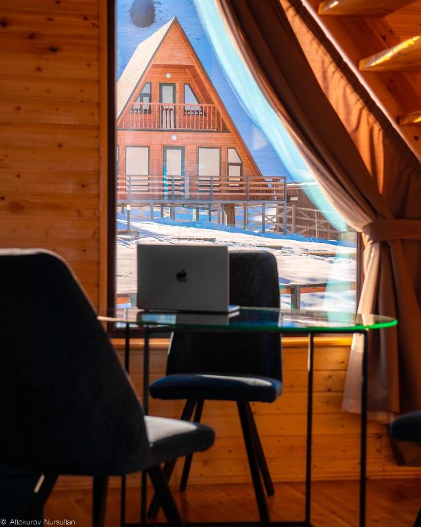 TV a/nebo společenská místnost v ubytování ALTO Cabins