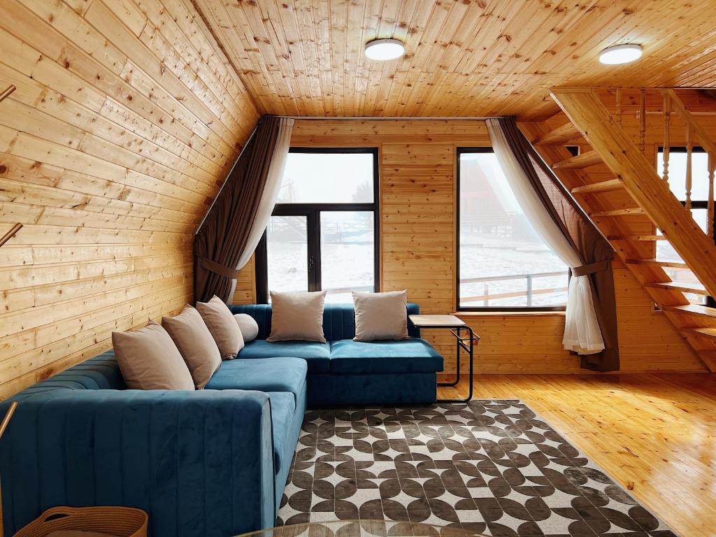 Posezení v ubytování ALTO Cabins