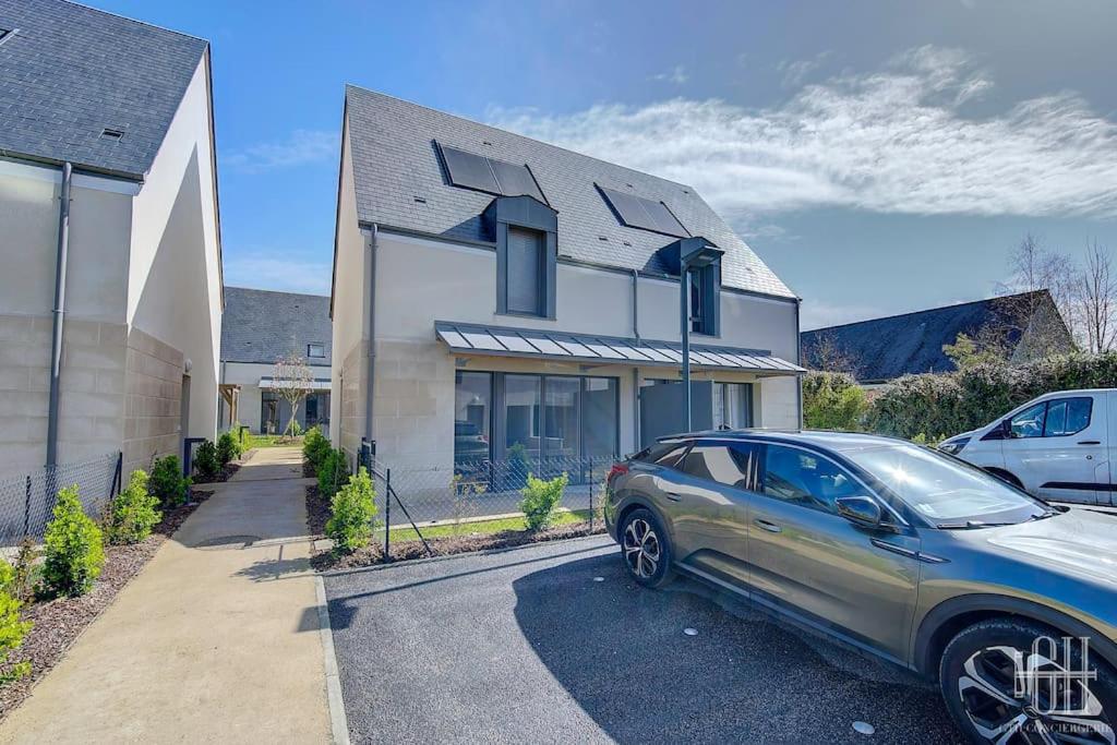 une voiture garée devant une maison dans l'établissement Pétunia - Proche Centre, à Fondettes