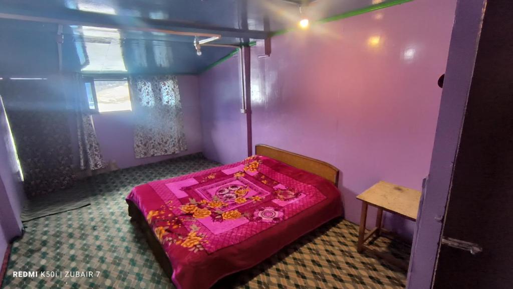 Postel nebo postele na pokoji v ubytování Gulmarg hut