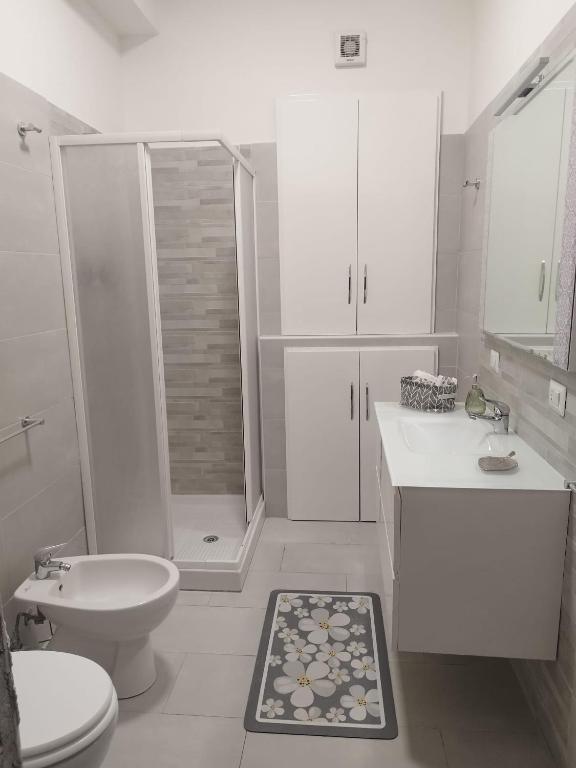 biała łazienka z toaletą i prysznicem w obiekcie Costamia Casa Vacanze w mieście Santa Maria di Castellabate