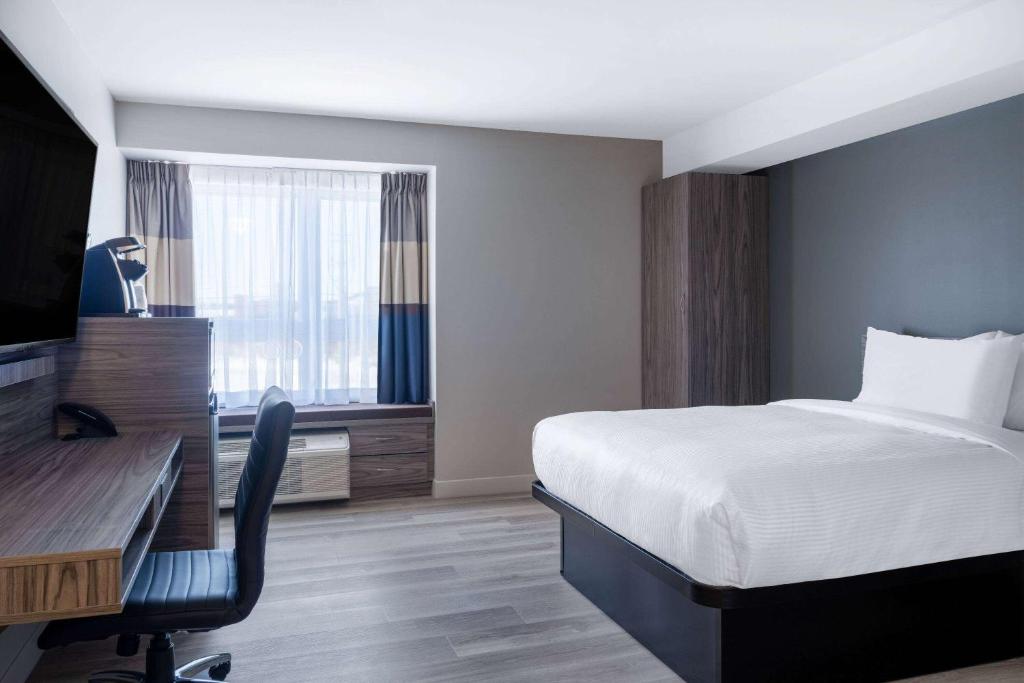 Microtel Inn & Suites by Wyndham Kanata Ottawa West - 带无障碍淋浴的特大号床客房 - 适合行动不便/无烟