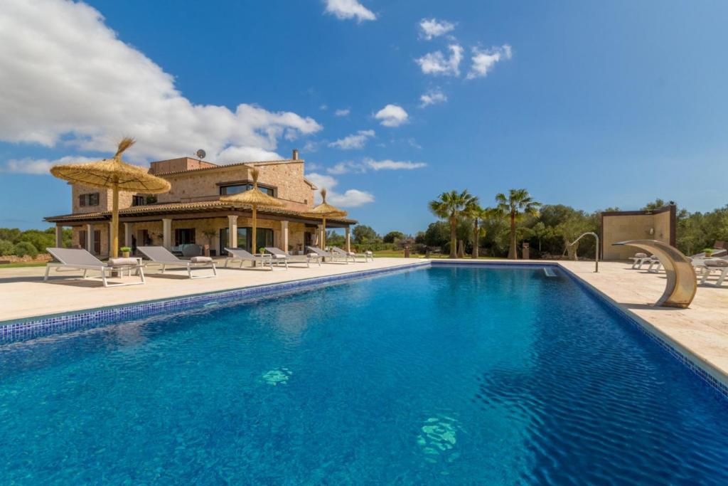 una piscina con sillas y una casa en Campos -2795 Mallorca, en Campos