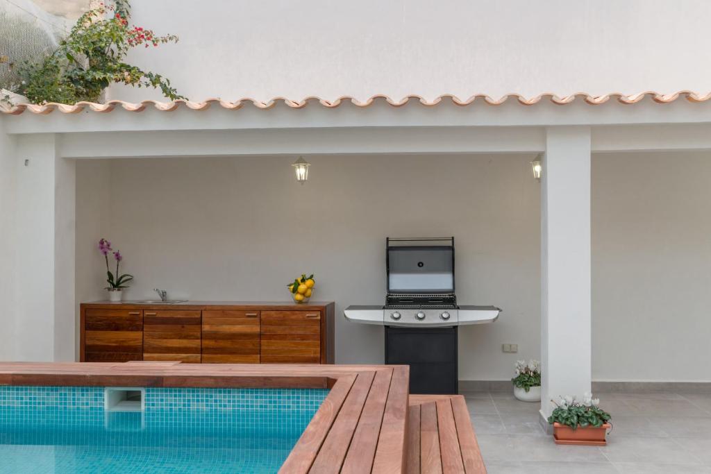 a pool in a house with a kitchen and a stove at Palma -2702 Mallorca in Palma de Mallorca