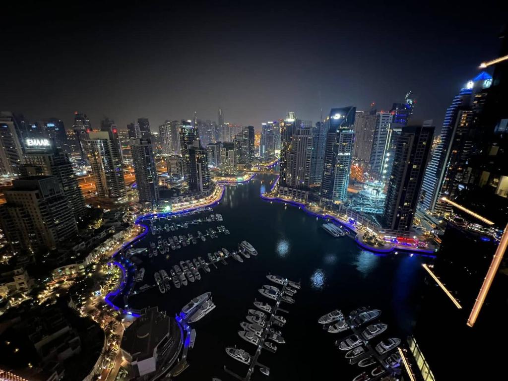 Nespecifikovaný výhled na destinaci Dubaj nebo výhled na město při pohledu z apartmánu