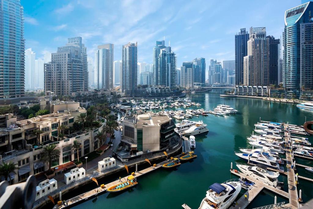 Nespecifikovaný výhled na destinaci Dubaj nebo výhled na město při pohledu z apartmánu