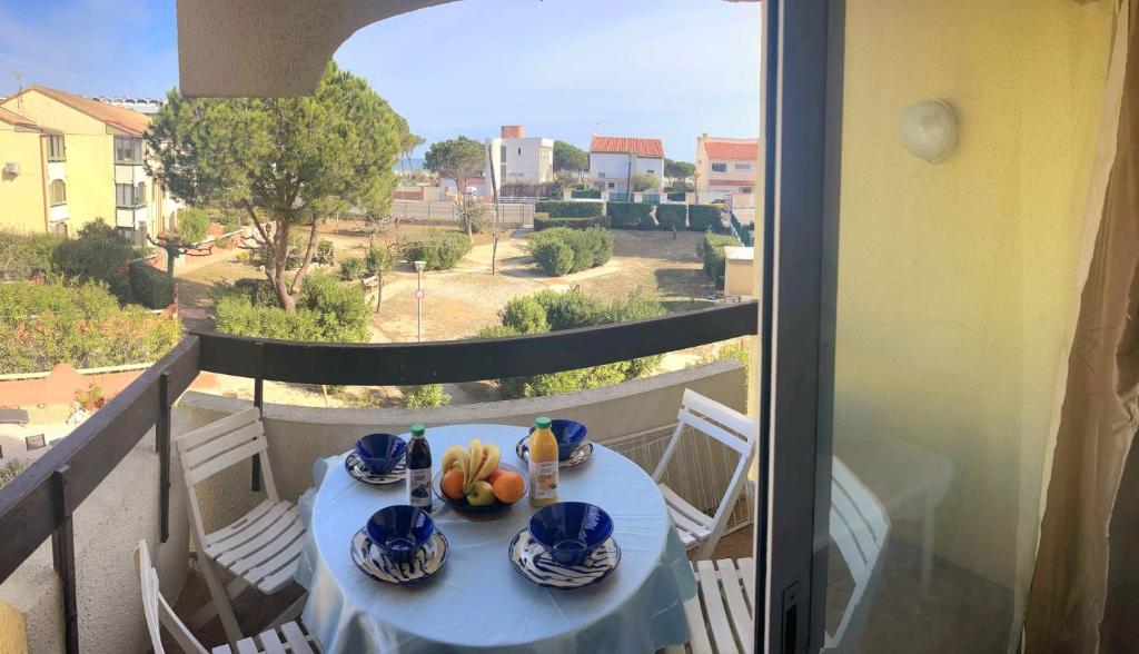 une table avec un bol de fruits sur un balcon dans l'établissement Bellavista, à Saint-Cyprien