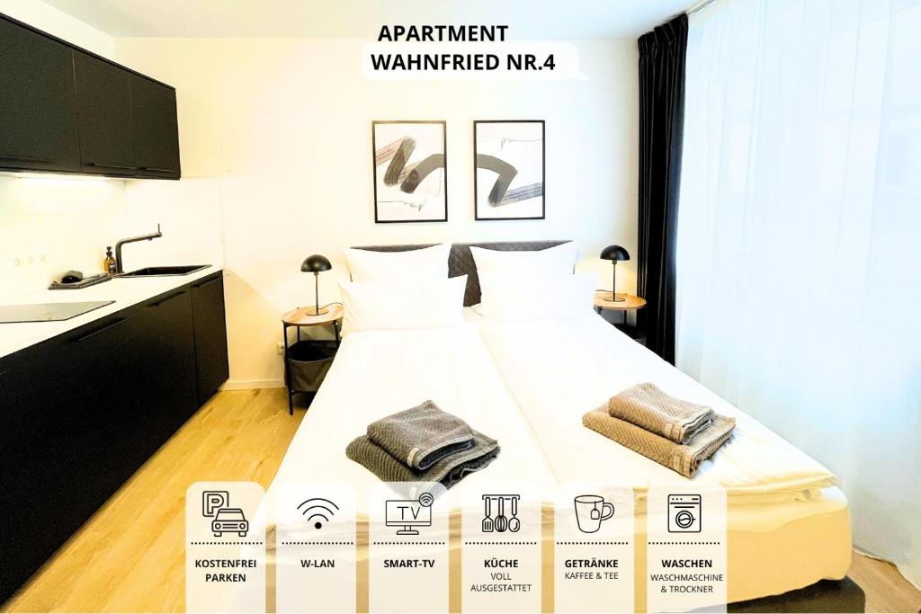 Un dormitorio con una cama blanca con toallas. en Apartment Wahnfried No4 - Zentral wohnen mit Küche und Duschbad, Parkplatz, 300m zur Fussgängerzone, en Bayreuth
