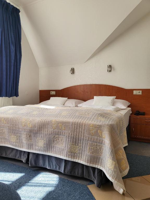 Postel nebo postele na pokoji v ubytování Hotel Margit