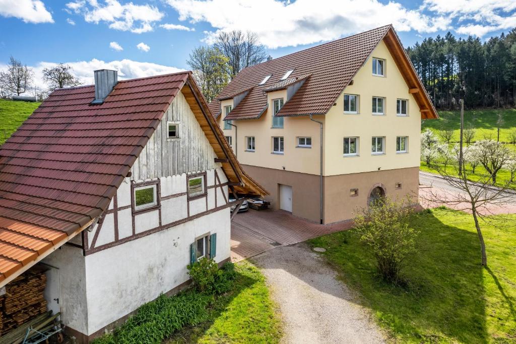 eine Luftansicht eines Hauses mit braunem Dach in der Unterkunft Ferienhof Vordere Alm in Oberkirch