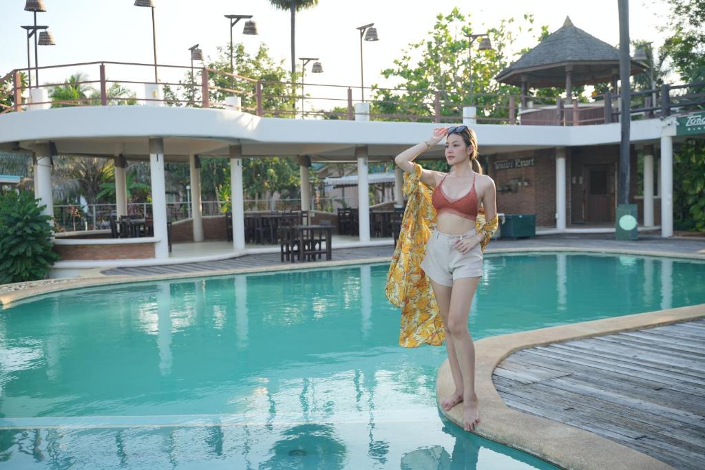 Bazén v ubytování Tanaosri Resort Pranburi nebo v jeho okolí