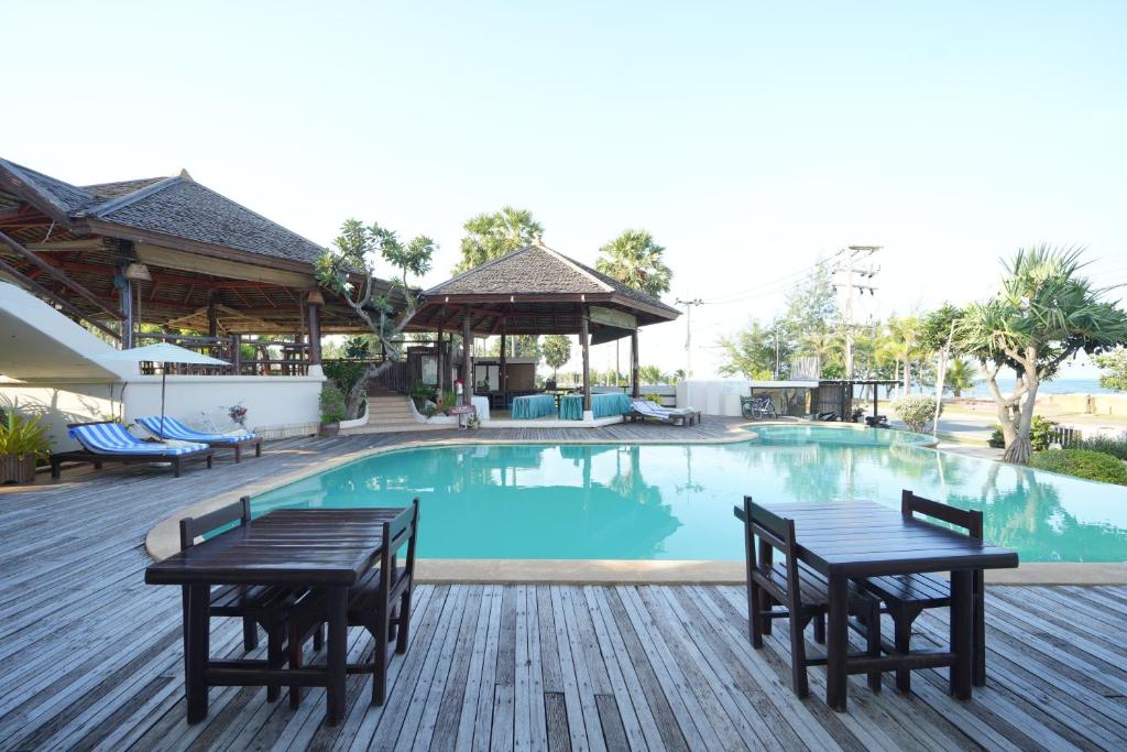 Bazén v ubytování Tanaosri Resort Pranburi nebo v jeho okolí