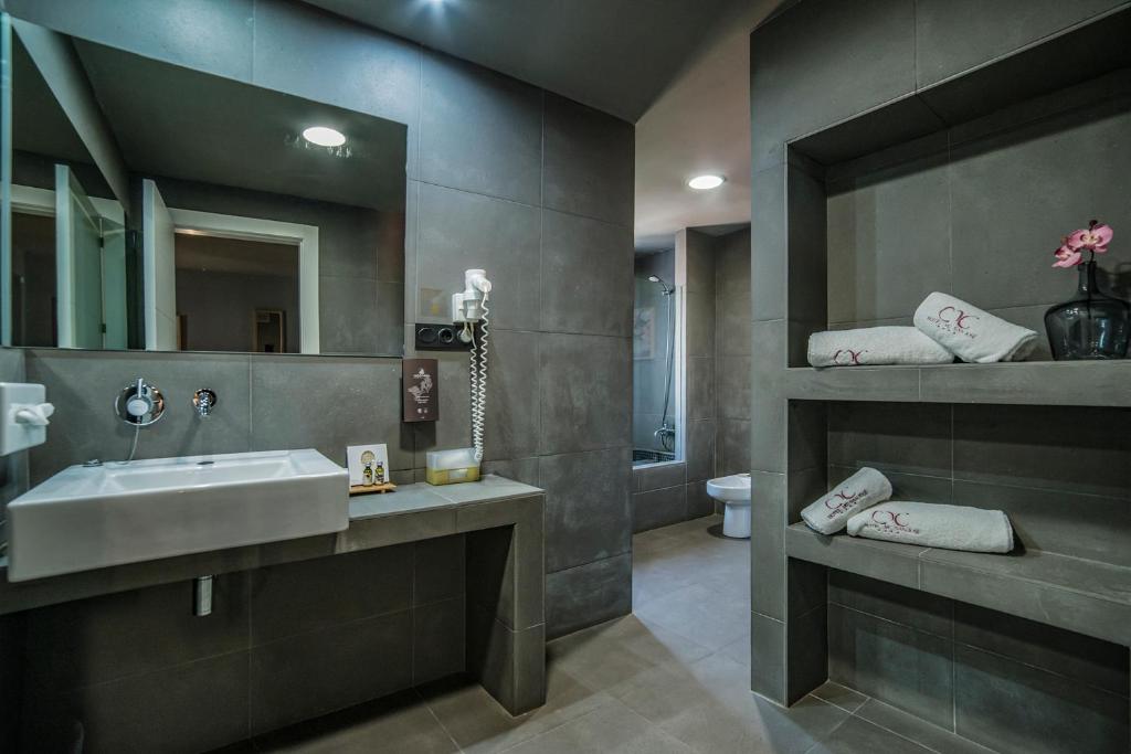 a bathroom with a sink and a mirror at Hotel MC San José in San José