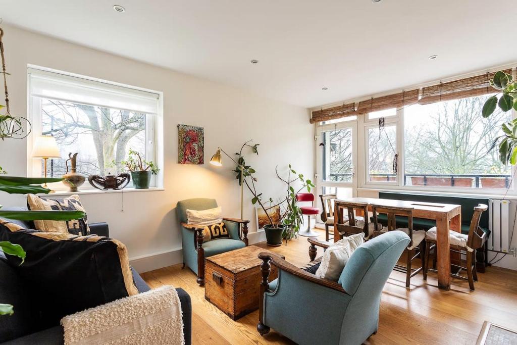 ロンドンにある2BR w park-view in S Newingtonのリビングルーム(テーブル、椅子付)