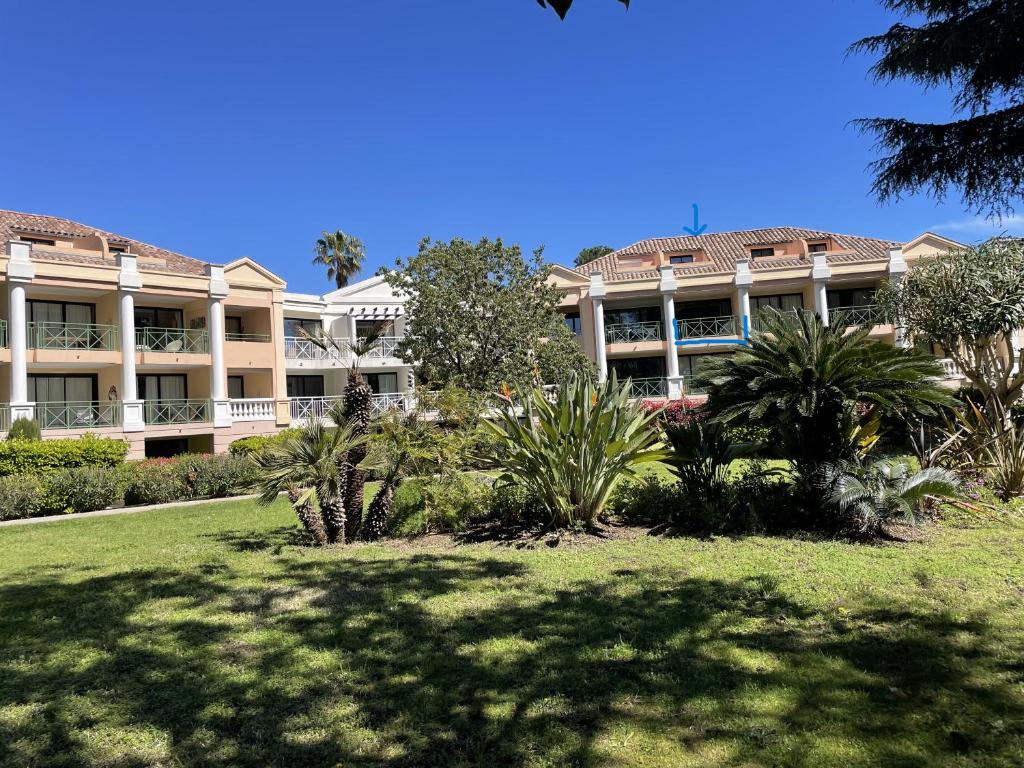 Vonkajšia záhrada v ubytovaní CANNES Appartement Duplex Piscine VUE Mer WIFI PARKING CLIM