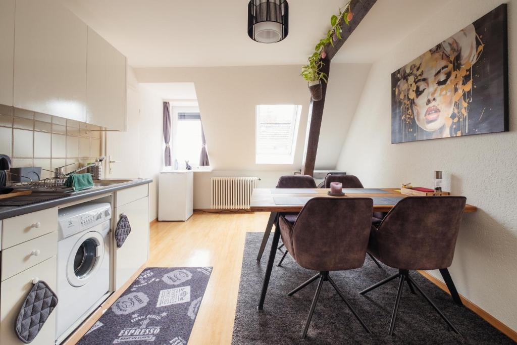 a kitchen with a table and chairs in a room at Charmante Wohnung an beliebter, urbaner Lage in Zurich