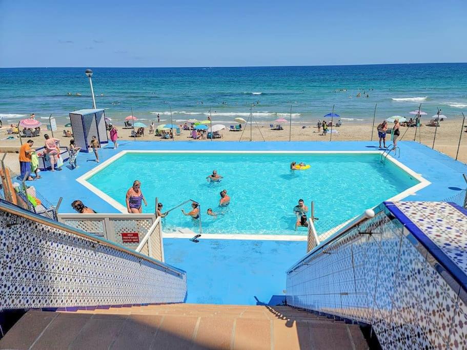 un grupo de personas en una piscina en la playa en Zoco, en San Javier