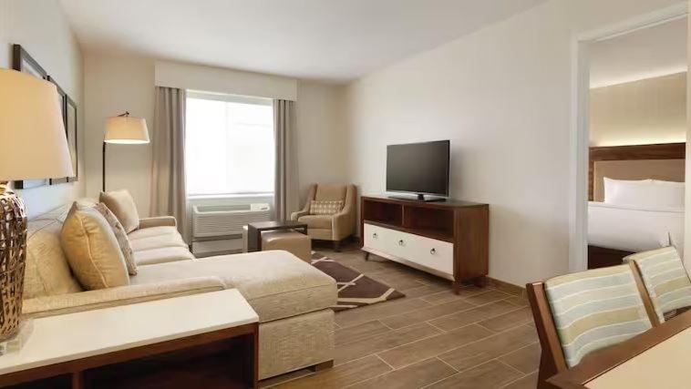 弗里蒙特的住宿－Homewood Suites By Hilton Fremont，带沙发、床和电视的客厅