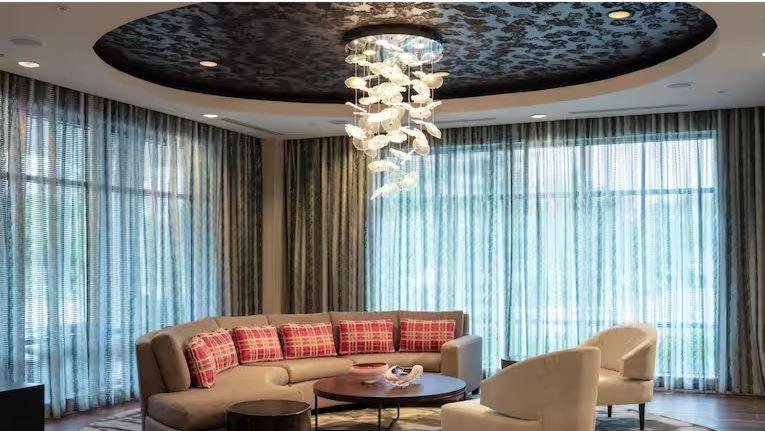 弗里蒙特的住宿－Homewood Suites By Hilton Fremont，客厅配有沙发和桌子