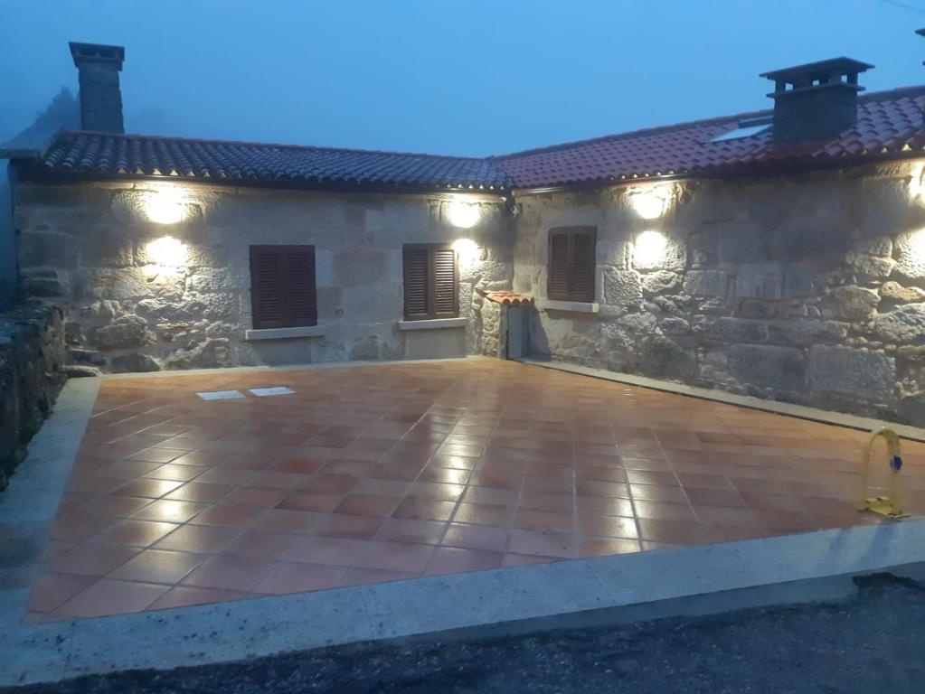 un patio esterno a una casa in pietra con luci di casa Bicaño en armenteira ideal entera para peregrinos y grupos a Pontevedra
