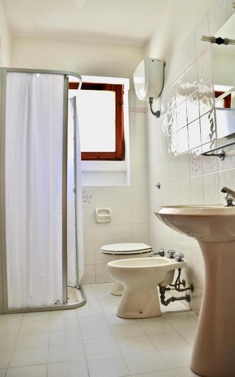 Un baño con ducha, inodoro y lavabo. en THR-Residence, en Alghero