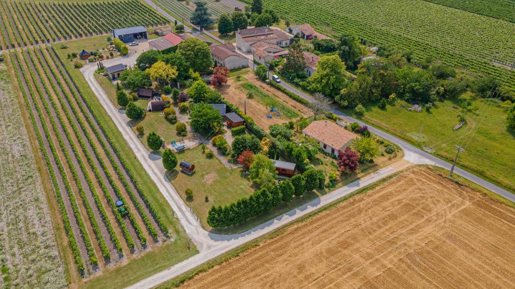 una vista aérea de una casa y una granja en Domaine des Vignères en Saint-Maurice-de-Tavernole