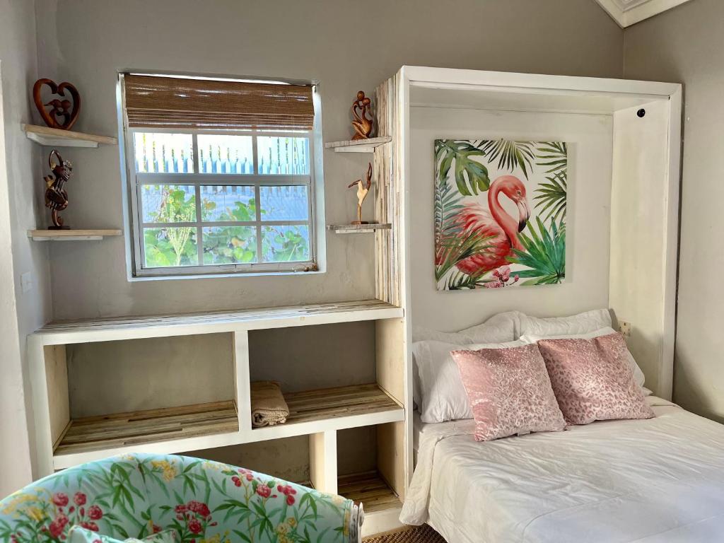 - une petite chambre avec un lit et une fenêtre dans l'établissement Downtown Nassau Oasis Unit 3, à Nassau
