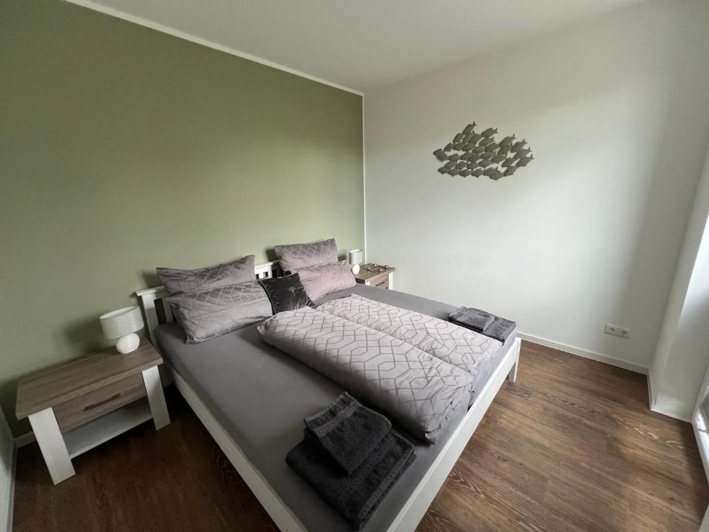 1 dormitorio con 1 cama grande con sábanas y almohadas blancas en Frischer Wind am Hainer See Kahnsdorf, en Neukieritzsch
