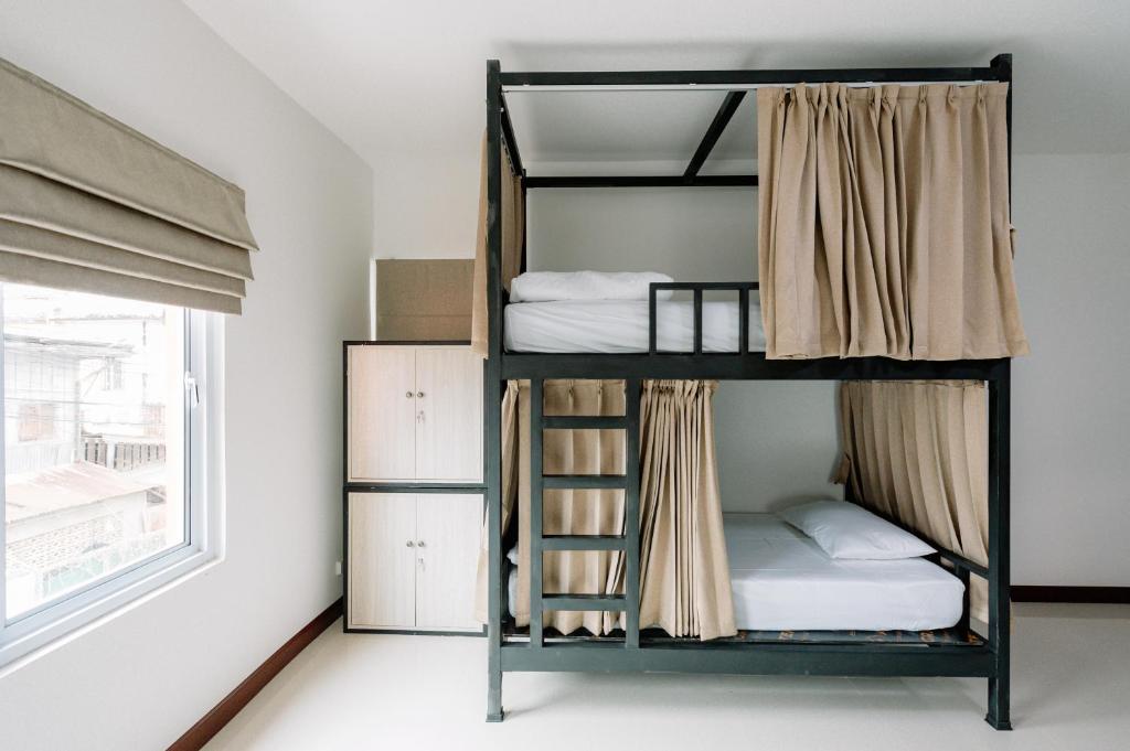 Двуетажно легло или двуетажни легла в стая в Red B Hostel, Cafe and Bar