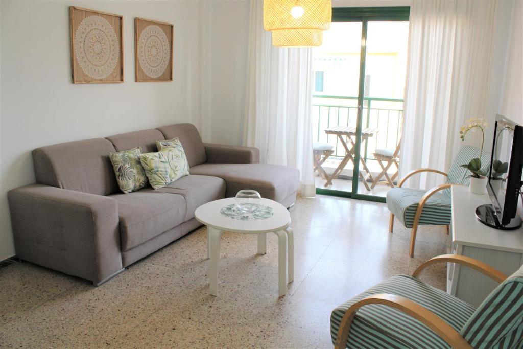 Svetainės erdvė apgyvendinimo įstaigoje Playa San Juan 3 bd apartment by the sea