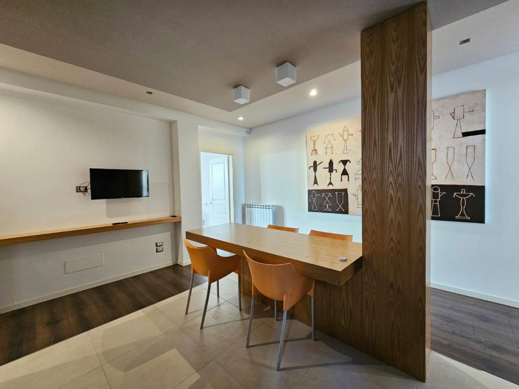 - une salle à manger avec une table et des chaises en bois dans l'établissement Maison Silvana, Luxury Apartment, à Salerne