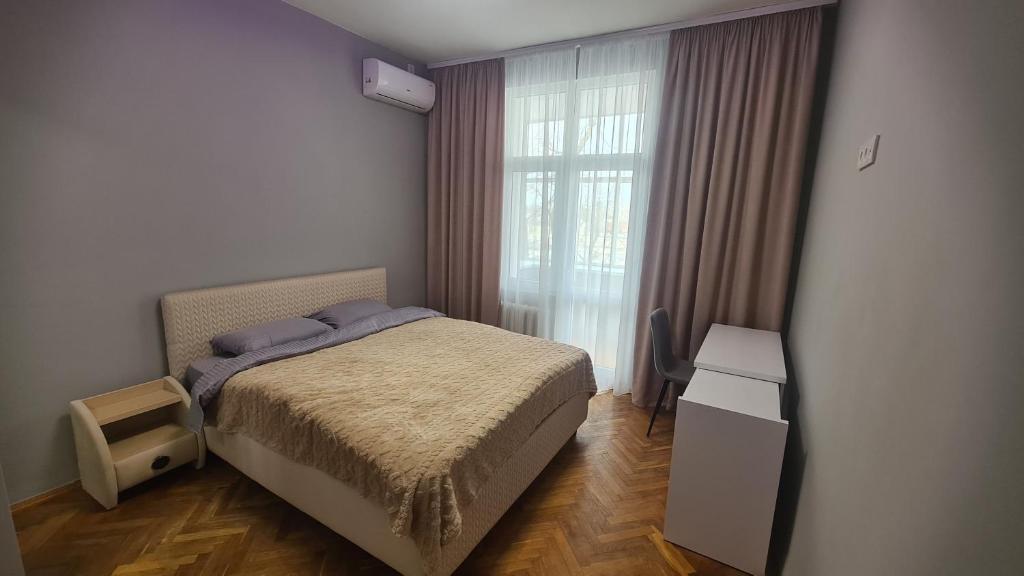 - une petite chambre avec un lit et une fenêtre dans l'établissement Irina apartament Stefan 64, à Chişinău