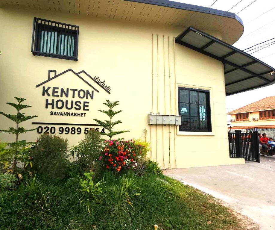 un panneau indiquant la maison du kenron sur le côté d'un bâtiment dans l'établissement Kenton House, à Savannakhet
