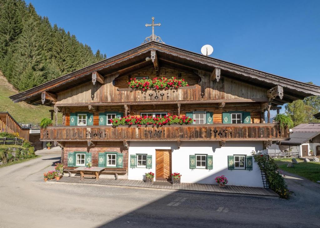 ein Haus mit Blumen auf der Vorderseite in der Unterkunft Appartement Hintermitterast in Kirchberg in Tirol