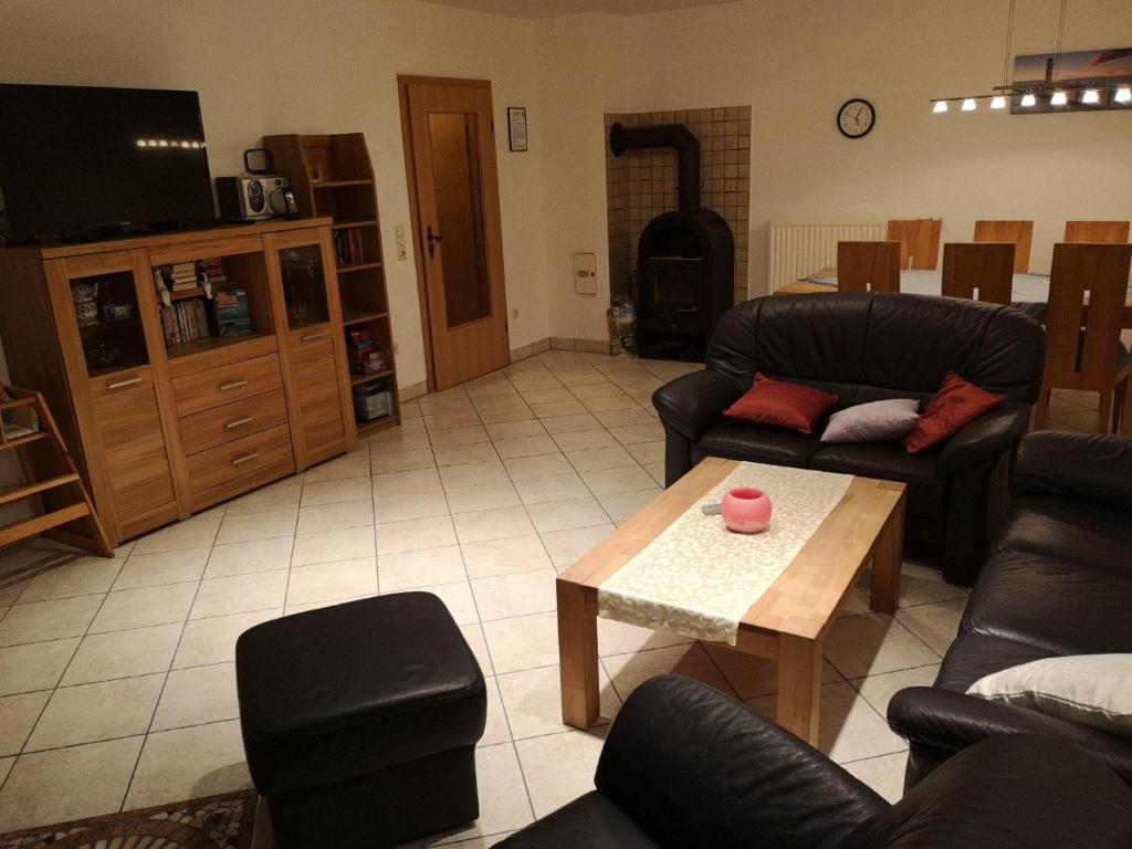 ein Wohnzimmer mit 2 Sofas und einem Couchtisch in der Unterkunft Ostfrieslandtraum in Dornumersiel