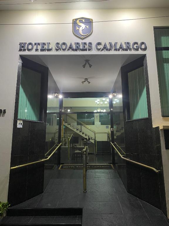un edificio con un cartello che legge Hotel Sonos Canada di HOTEL SOARES CAMARGO a Salesópolis