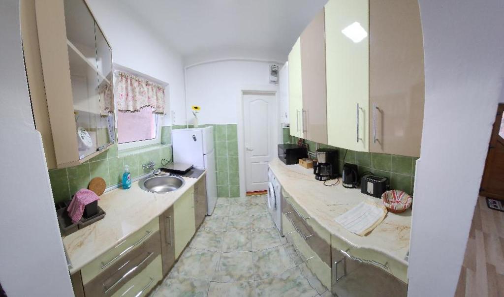 y un baño grande con lavabo y espejo. en Smile apartments, en Sighişoara