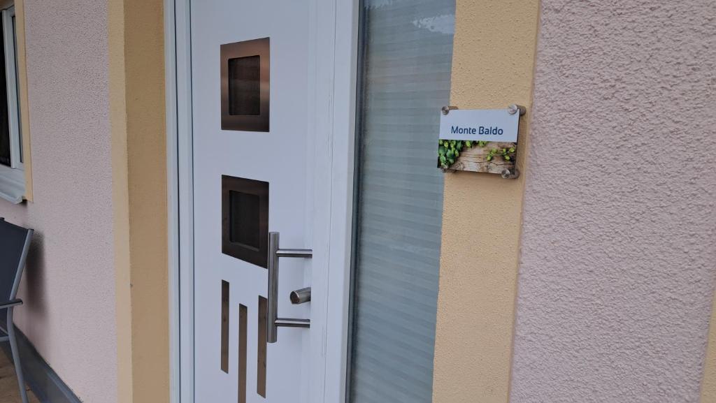 una puerta con un cartel que dice buen acceso en Monte Baldo en Ilmmünster
