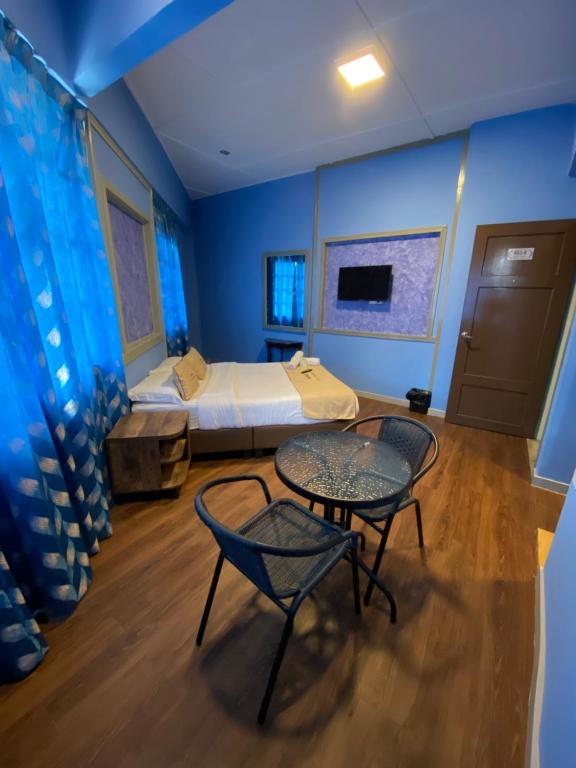 TV a/nebo společenská místnost v ubytování Suria Cameron Hotel