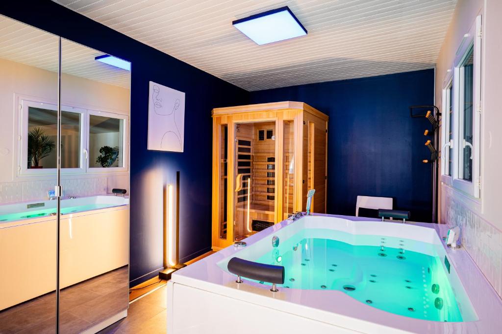 - une grande salle de bains avec une grande baignoire au milieu dans l'établissement Sweet Home Spa, à Achicourt