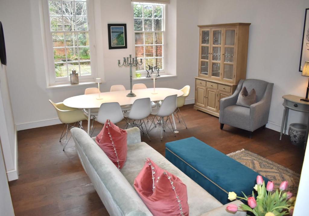 sala de estar con sofá y mesa en West Pallant Georgian Townhouse in City Centre with Courtyards, BBQ & Log Burners - Dogs Welcome! - Chichester Holiday Properties en Chichester
