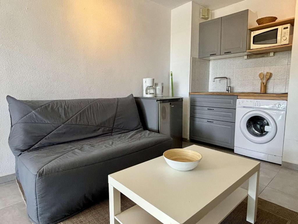Kuchyňa alebo kuchynka v ubytovaní Studio cabine à 400m de la mer avec piscines, parking privé et loggia - Argelès-sur-Mer - FR-1-225-768