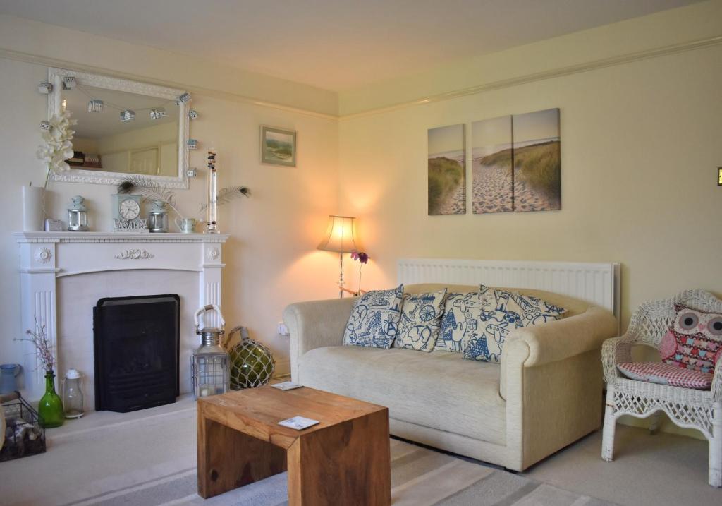 a living room with a couch and a fireplace at Georgian 2 bedroom Apartment, Near Chichester with free Parking in Chichester