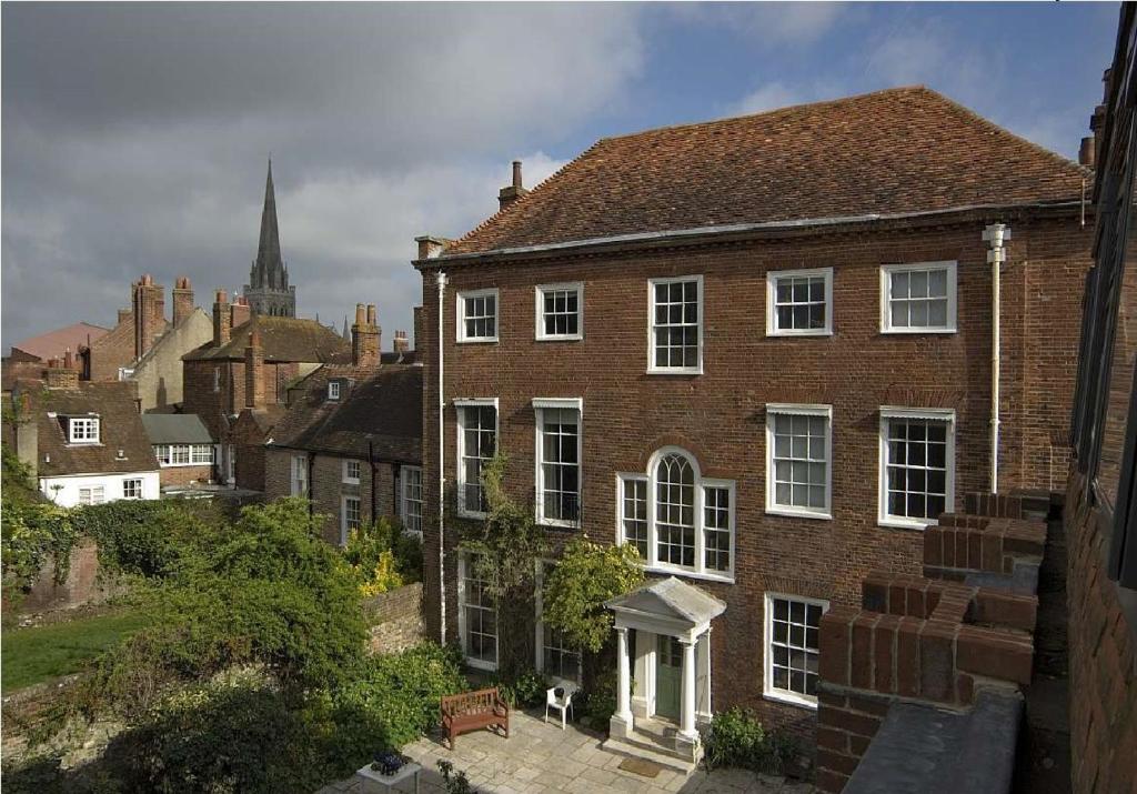 チチェスターにあるGeorgian House - Great for Groups & Celebrations! Located in Central Chichester with Parking - Chichester Holiday Propertiesの古煉瓦造りの家