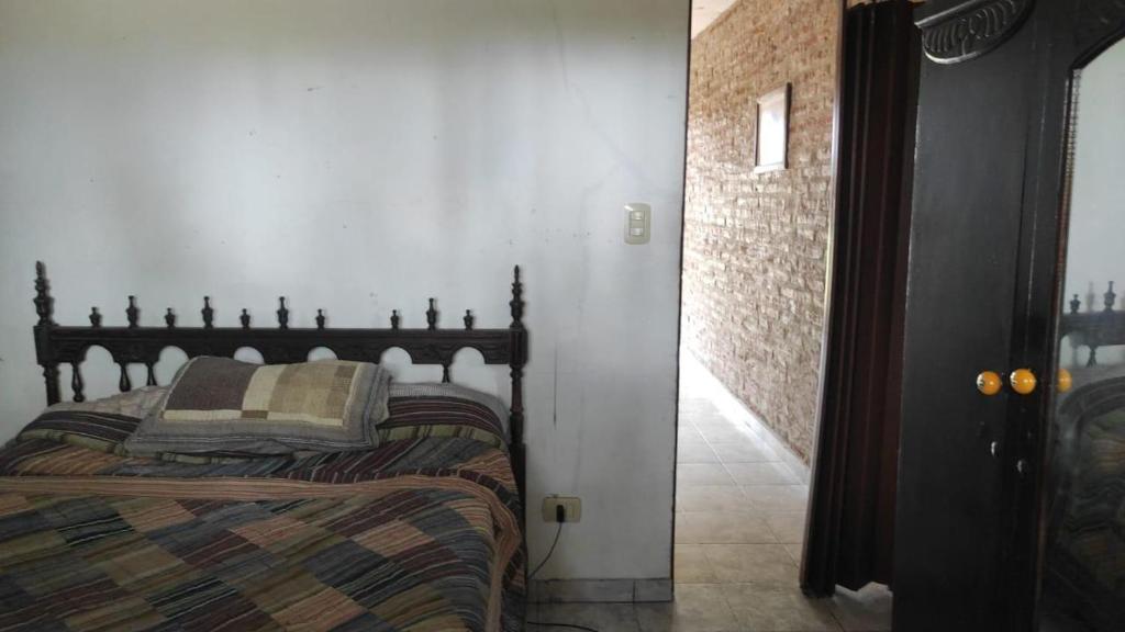 1 dormitorio con 1 cama y pasillo en Don Ramón Casa de campo en Villars
