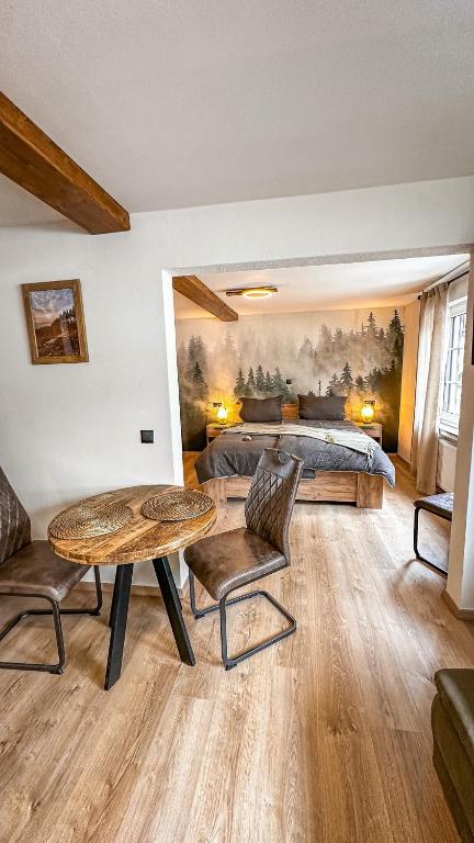 a bedroom with a bed and a table and chairs at Knabbüüß in Dernau